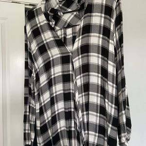 Black and white plaid shirt, diagonal front closure, tie strings at 3/4 length